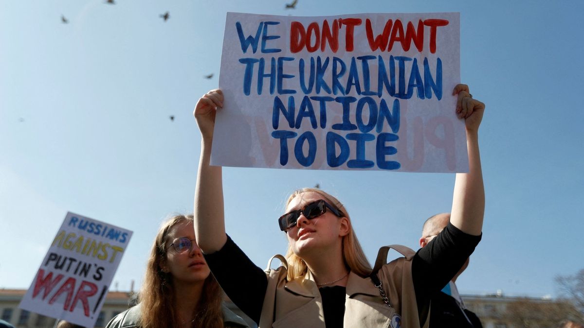 Tři tisíce Rusů protestovalo v Praze proti válce a Putinovi